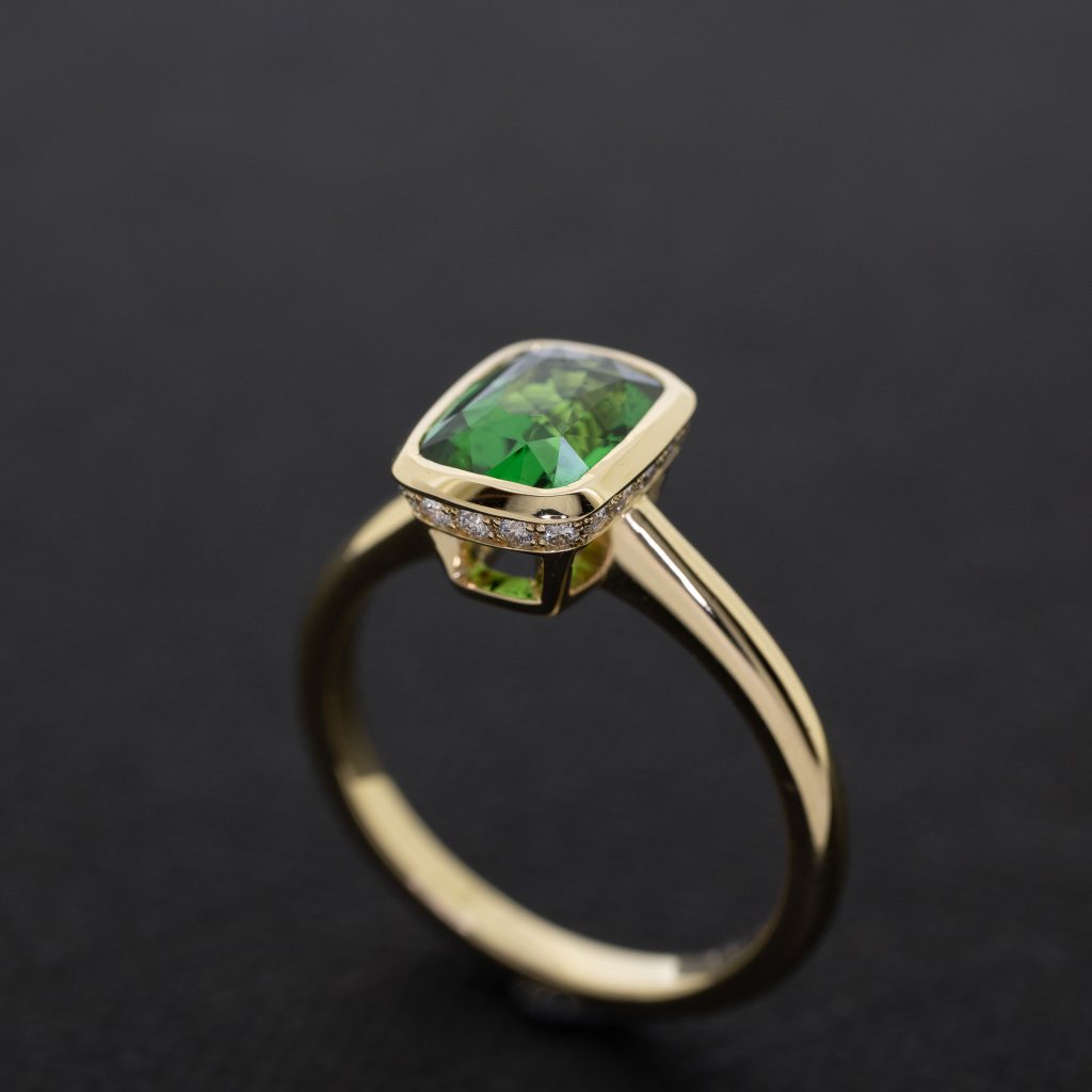 bague de joaillerie de fiançailles en or jaune avec diamants et grenat tsavorite par joaillier createur artisan d'art a quimper