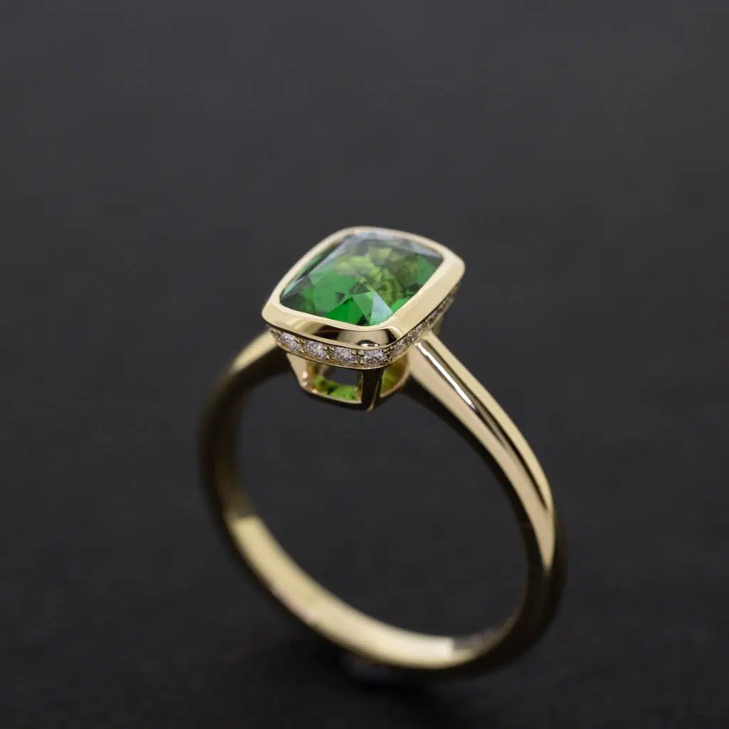 bague de joaillerie de fiançailles en or jaune avec diamants et grenat tsavorite par joaillier createur artisan d'art a quimper