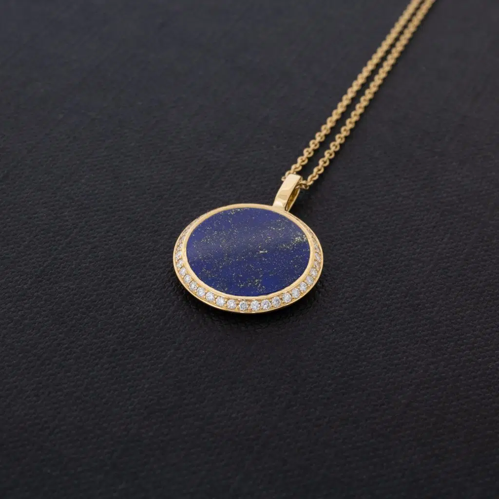 pendentif en or jaune sertie d'un disque de lapis lazuli et entouré de diamants