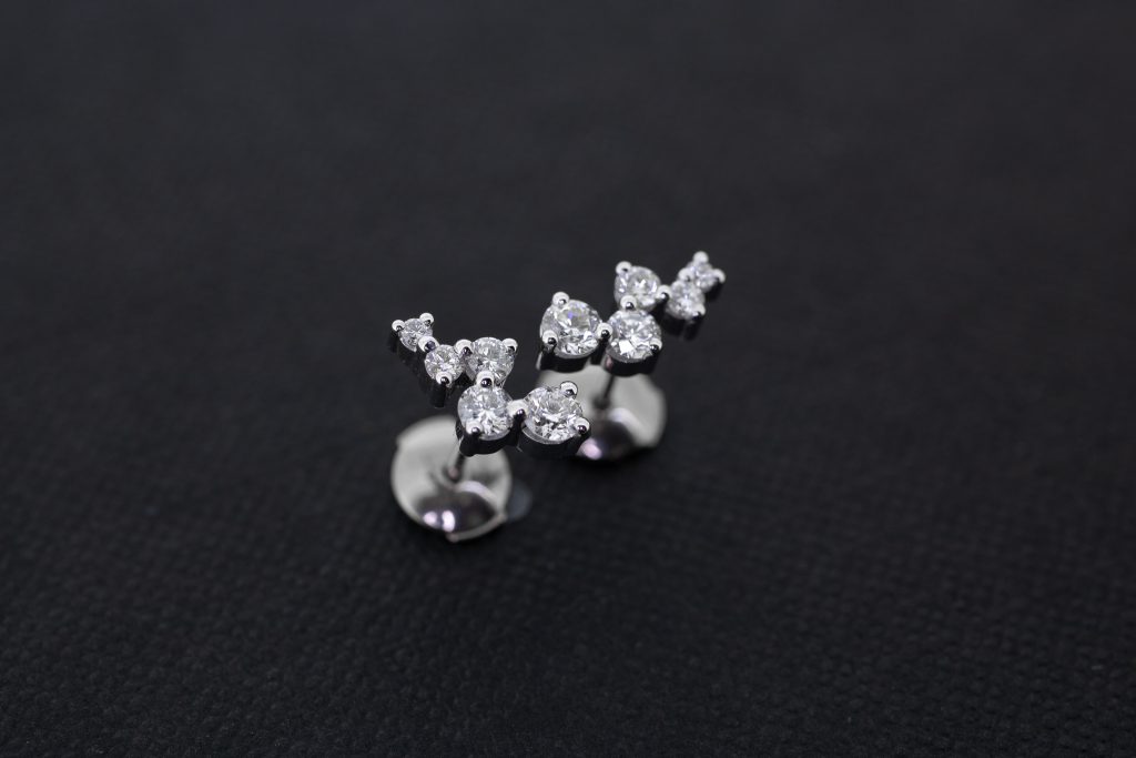 boucles d'oreilles florales en or blanc sertie de diamants taille brillant