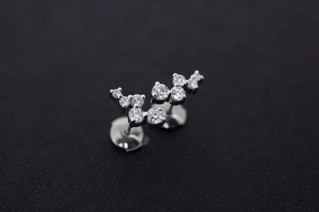 boucles d'oreilles florales en or blanc sertie de diamants taille brillant