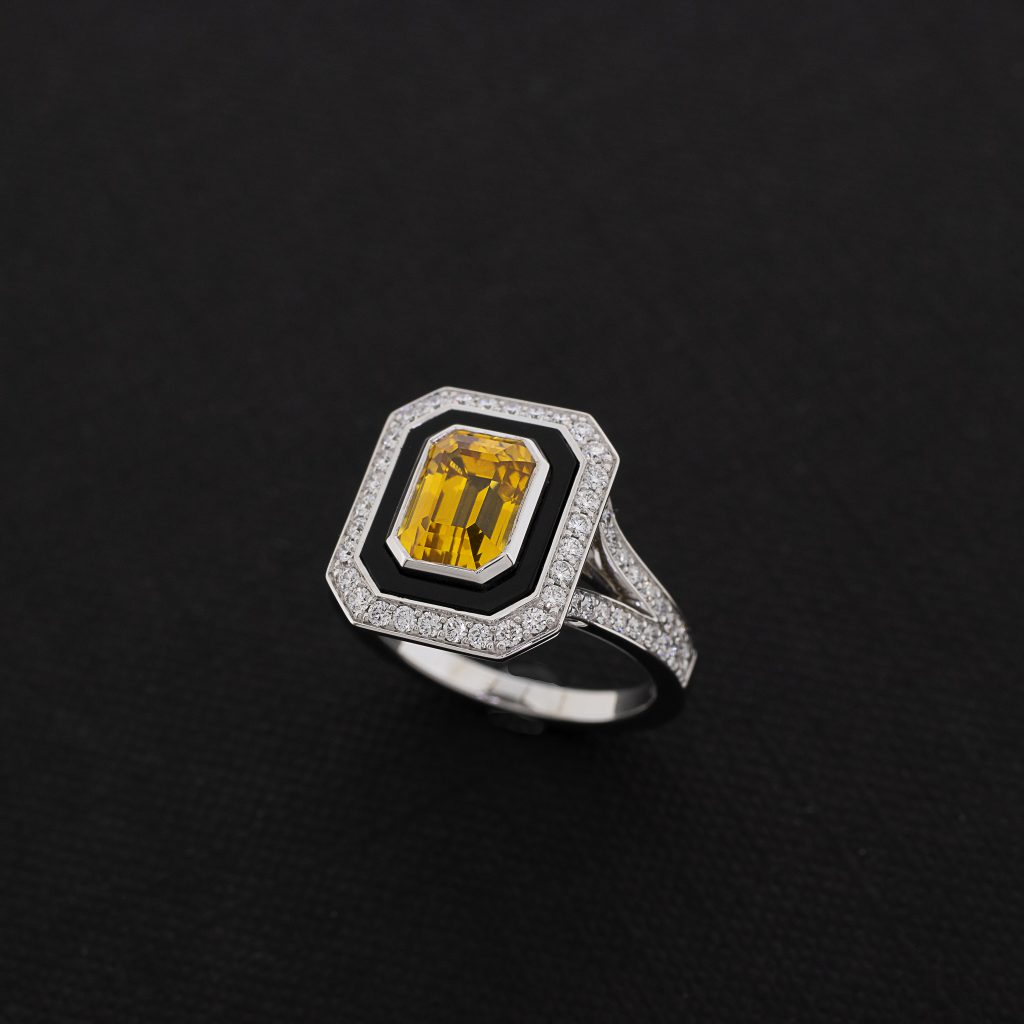 bague en or blanc sertie de saphir jaune de diamants et d'onyx