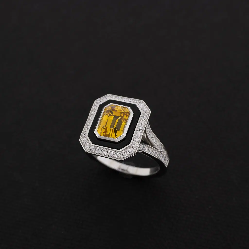 bague en or blanc sertie de saphir jaune de diamants et d'onyx