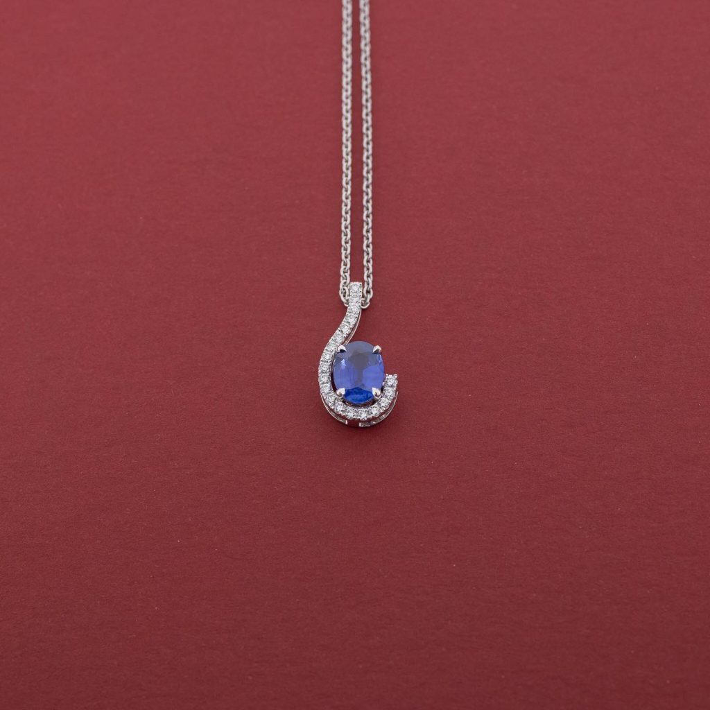 Pendentif en or blanc, saphir et diamants