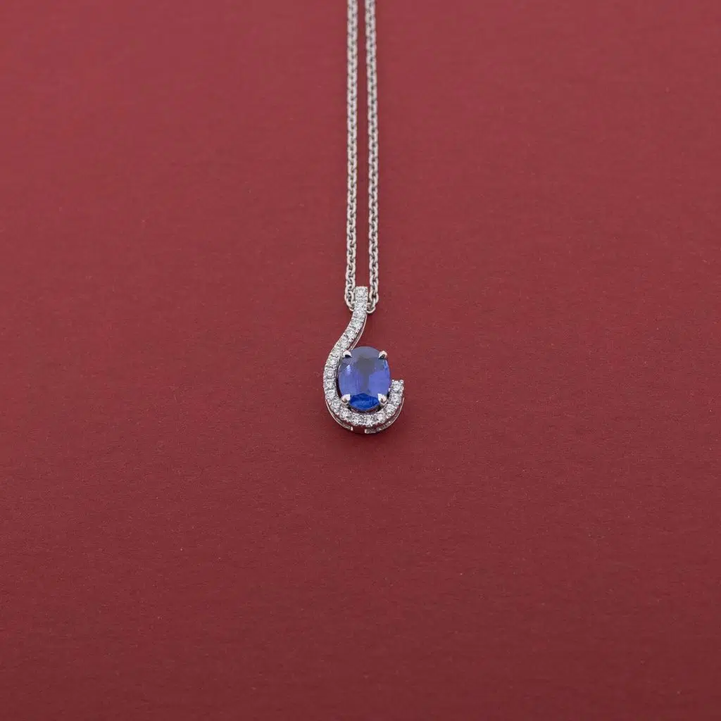Pendentif en or blanc, saphir et diamants