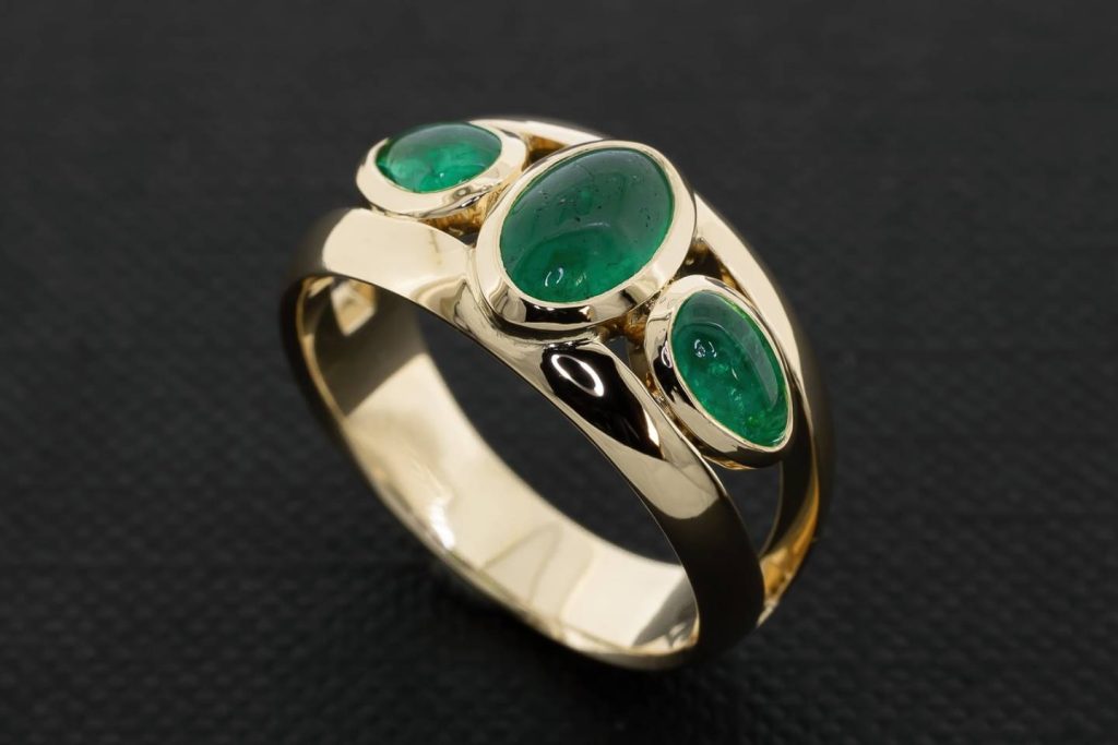 Une bague avec trois émeraudes de Colombie