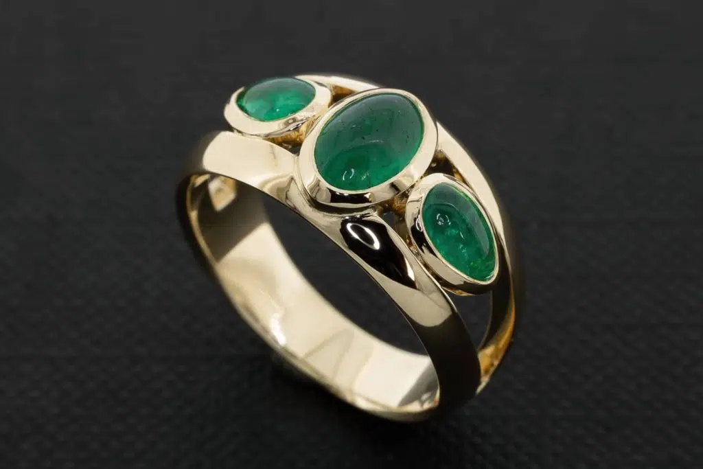 Une bague avec trois émeraudes de Colombie